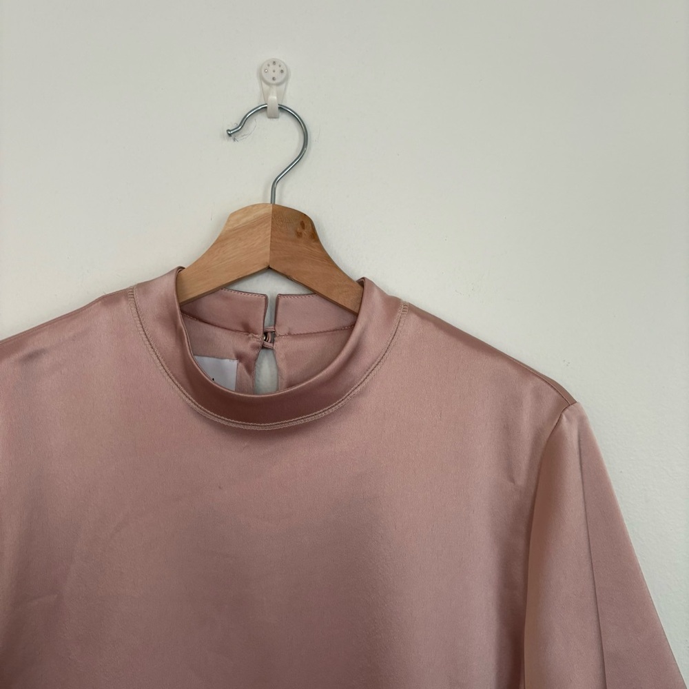 Nanushka || Kaden Satin‎ Boxy Tee in Himalayan Salt Light Pink Medium - Picture 3 of 8